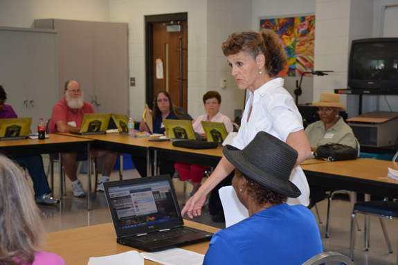 VGCC Coordinator of Grants and Research Suzanne Keil leads a “Plus 50” workshop on computers at VGCC’s Franklin Campus. (VGCC photo)