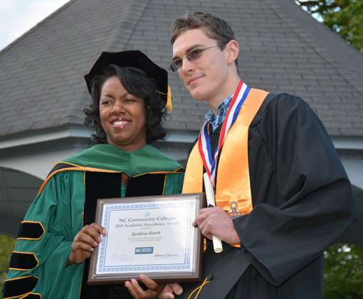 From left, VGCC President Dr. Stelfanie Williams presents the Academic Excellence Award to Geoffrey Arnott of Oxford. (VGCC photo)